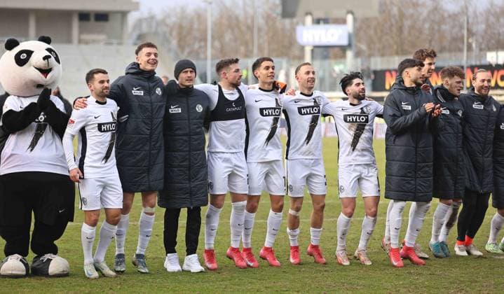 15 02 2025, Football, Men, 2 Bundesliga, Season 2024 2025, SV 07 Elversberg SpVgg Greuther Fürth, The players of SV 07 Elversberg celebrate the victory in front of the fan curve, Final cheer, Manuel Feil SV 07 Elversberg , Fisnik Asllani SV 07 Elversberg , Carlo Sickinger SV 07 Elversberg , Luca Schnellbacher SV 07 Elversberg , Frederik Schmahl SV 07 Elversberg , Maurice Neubauer SV 07 Elversberg , Semih Sahin SV 07 Elversberg , Muhammed Damar SV 07 Elversberg , Maximilian Rohr SV 07 Elversberg , Robin Fellhauer SV 07 Elversberg , Tim Boss SV 07 Elversberg Elversberg Ursapharm Arena an der Kaiserlinde Saarland Deutschland DE Copyright: xSebastianxBachx