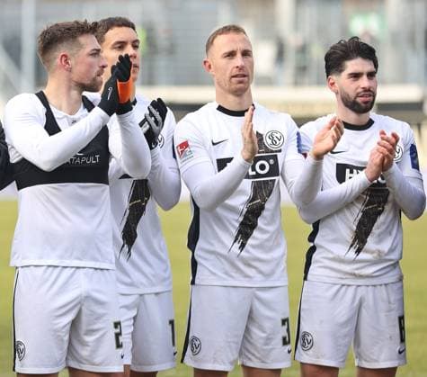 15 02 2025, Football, Men, 2 Bundesliga, Season 2024 2025, SV 07 Elversberg SpVgg Greuther Fürth, The players of SV 07 Elversberg celebrate the victory in front of the fan curve, Final cheer, Luca Schnellbacher SV 07 Elversberg , Frederik Schmahl SV 07 Elversberg , Maurice Neubauer SV 07 Elversberg , Semih Sahin SV 07 Elversberg Elversberg Ursapharm Arena an der Kaiserlinde Saarland Germany EN Copyright: xSebastianxBachx