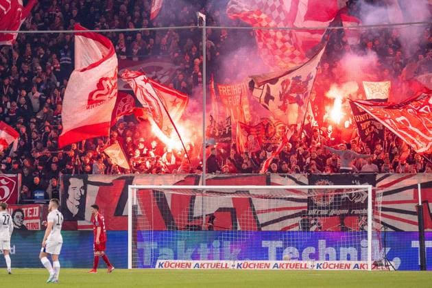 Fortuna Ultras send pyrotechnics, Benaglos, Fankurve, GER Fortuna Duesseldorf vs Hertha BSC, Football, 2 Bundesliga, Matchday 22, Season 2024 2025, 15 02 2025 DFB DFL REGULATIONS PROHIBIT ANY USE OF PHOTOGRAPHS AS IMAGE SEQUENCES AND OR QUASI VIDEO, GER Fortuna Duesseldorf vs Hertha BSC, Football, 2 Bundesliga, Matchday 22, Season 2024 2025, 15 02 2025 Duesseldorf Copyright: xEibner-Pressefoto FabianxFriesex EP_FFE