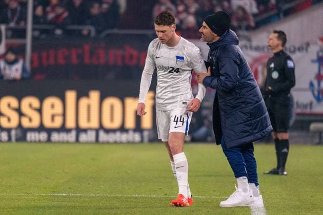 Cristian Fiel Hertha BSC, Head Coach in conversation with Linus Gechter Hertha BSC, 44 GER Fortuna Duesseldorf vs Hertha BSC, Soccer, 2 Bundesliga, Matchday 22, Season 2024 2025, 15 02 2025 DFB DFL REGULATIONS PROHIBIT ANY USE OF PHOTOGRAPHS AS IMAGE SEQUENCES AND OR QUASI VIDEO, GER Fortuna Duesseldorf vs Hertha BSC, Football, 2 Bundesliga, Matchday 22, Season 2024 2025, 15 02 2025 Duesseldorf Copyright: xEibner-Pressefoto FabianxFriesex EP_FFE