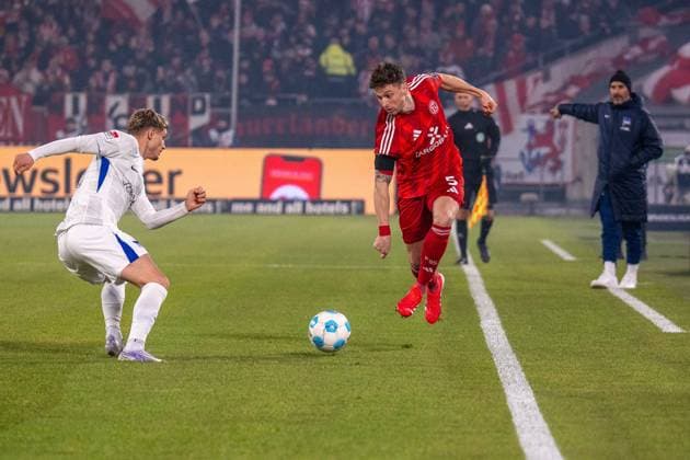 Michael Cuisance Hertha BSC, 27 vs Joshua Quarshie Fortuna Duesseldorf, 05 , Cristian Fià l Hertha BSC, Head Coach in the background, GER Fortuna Duesseldorf vs Hertha BSC, Football, 2 Bundesliga, Matchday 22, Season 2024 2025, 15 02 2025 DFB DFL REGULATIONS PROHIBIT ANY USE OF PHOTOGRAPHS AS IMAGE SEQUENCES AND OR QUASI VIDEO, GER Fortuna Duesseldorf vs Hertha BSC, Football, 2 Bundesliga, Matchday 22, Season 2024 2025, 15 02 2025 Duesseldorf Copyright: xEibner-Pressefoto FabianxFriesex EP_FFE