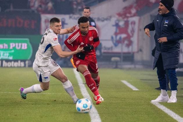 Jonjoe Kenny Hertha BSC, 16 vs Myronvan Brederode Fortuna Duesseldorf, 10 , GER Fortuna Duesseldorf vs Hertha BSC, Soccer, 2 Bundesliga, Matchday 22, Season 2024 2025, 15 02 2025 DFB DFL REGULATIONS PROHIBIT ANY USE OF PHOTOGRAPHS AS IMAGE SEQUENCES AND OR QUASI VIDEO, GER Fortuna Duesseldorf vs Hertha BSC, Football, 2 Bundesliga, Matchday 22, Season 2024 2025, 15 02 2025 Duesseldorf Copyright: xEibner-Pressefoto FabianxFriesex EP_FFE