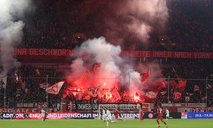 15 02 2025, xdcx, Soccer 2 Bundesliga, Fortuna Düsseldorf Hertha BSC Berlin, v l , Fortuna fans ignite pyrotechnics, pyro, smoke, fire, Bengalos, smoke bombs, pirotecnica, fumo, fuoco, sparklers DFL DFB REGULATIONS PROHIBIT ANY USE OF PHOTOGRAPHS AS IMAGE SEQUENCES AND OR QUASI VIDEO Copyright: HMBxMedia Claus