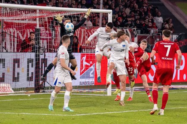 Michal Karbownik Hertha BSC, 33 defends his goal, Matthias Zimmermann Fortuna Duesseldorf, 25 , Dzenan Pejcinovic Fortuna Duesseldorf, 07 , GER Fortuna Duesseldorf vs Hertha BSC, Football, 2 Bundesliga, Matchday 22, Season 2024 2025, 15 02 2025 DFB DFL REGULATIONS PROHIBIT ANY USE OF PHOTOGRAPHS AS IMAGE SEQUENCES AND OR QUASI VIDEO, GER Fortuna Duesseldorf vs Hertha BSC, Football, 2 Bundesliga, Matchday 22, Season 2024 2025, 15 02 2025 Duesseldorf Copyright: xEibner-Pressefoto FabianxFriesex EP_FFE