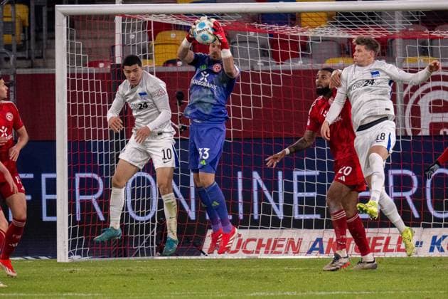 Florian Kastenmeier Fortuna Duesseldorf, 33 can fish the ball out of the air, Ibrahim Maza Hertha BSC, 10 and Luca Schuler Hertha BSC, 18 , GER Fortuna Duesseldorf vs Hertha BSC, Football, 2 Bundesliga, Matchday 22, Season 2024 2025, 15 02 2025 DFB DFL REGULATIONS PROHIBIT ANY USE OF PHOTOGRAPHS AS IMAGE SEQUENCES AND OR QUASI VIDEO, GER Fortuna Duesseldorf vs Hertha BSC, Football, 2 Bundesliga, Matchday 22, Season 2024 2025, 15 02 2025 Duesseldorf Copyright: xEibner-Pressefoto FabianxFriesex EP_FFE