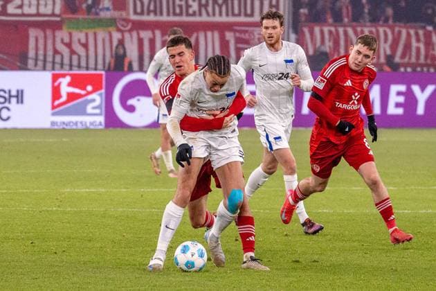 Giovanni Haag Fortuna Duesseldorf, 06 clutching Derry Scherhant Hertha BSC, 39 from behind, GER Fortuna Duesseldorf vs Hertha BSC, Football, 2 Bundesliga, Matchday 22, Season 2024 2025, 15 02 2025 DFB DFL REGULATIONS PROHIBIT ANY USE OF PHOTOGRAPHS AS IMAGE SEQUENCES AND OR QUASI VIDEO, GER Fortuna Duesseldorf vs Hertha BSC, Football, 2 Bundesliga, Matchday 22, Season 2024 2025, 15 02 2025 Duesseldorf Copyright: xEibner-Pressefoto FabianxFriesex EP_FFE