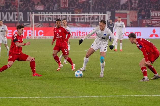 Derry Scherhant Hertha BSC, 39 alone against three Duesseldorf players in front of the Duesseldorf penalty area, Myronvan Brederode Fortuna Duesseldorf, 10 , GER Fortuna Duesseldorf vs Hertha BSC, Football, 2 Bundesliga, Matchday 22, Season 2024 2025, 15 02 2025 DFB DFL REGULATIONS PROHIBIT ANY USE OF PHOTOGRAPHS AS IMAGE SEQUENCES AND OR QUASI VIDEO, GER Fortuna Duesseldorf vs Hertha BSC, Football, 2 Bundesliga, Matchday 22, Season 2024 2025, 15 02 2025 Duesseldorf Copyright: xEibner-Pressefoto FabianxFriesex EP_FFE