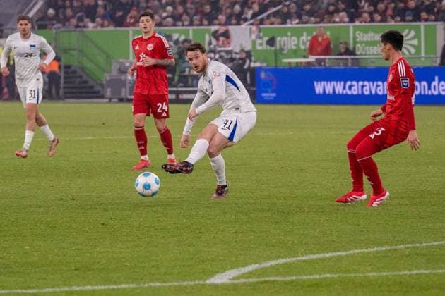 Goal kick by Pascal Klemens Hertha BSC, 41 , Dawid Kownacki Fortuna Duesseldorf, 24 , GER Fortuna Duesseldorf vs Hertha BSC, Soccer, 2 Bundesliga, Matchday 22, Season 2024 2025, 15 02 2025 DFB DFL REGULATIONS PROHIBIT ANY USE OF PHOTOGRAPHS AS IMAGE SEQUENCES AND OR QUASI VIDEO, GER Fortuna Duesseldorf vs Hertha BSC, Football, 2 Bundesliga, Matchday 22, Season 2024 2025, 15 02 2025 Duesseldorf Copyright: xEibner-Pressefoto FabianxFriesex EP_FFE