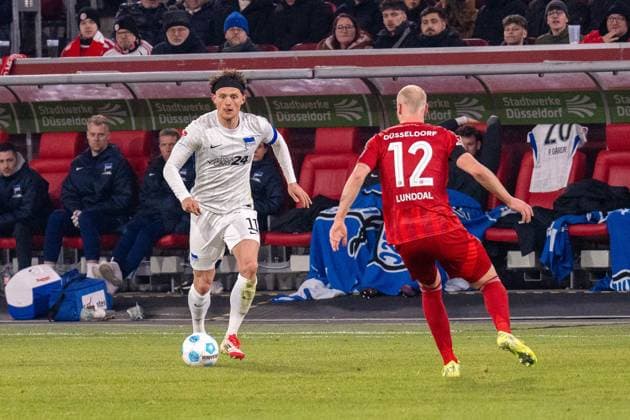 Fabian Reese Hertha BSC, 11 vs Valgeir Lunddal Fridriksson Fortuna Duesseldorf, 12 , GER Fortuna Duesseldorf vs Hertha BSC, Soccer, 2 Bundesliga, Matchday 22, Season 2024 2025, 15 02 2025 DFB DFL REGULATIONS PROHIBIT ANY USE OF PHOTOGRAPHS AS IMAGE SEQUENCES AND OR QUASI VIDEO, GER Fortuna Duesseldorf vs Hertha BSC, Football, 2 Bundesliga, Matchday 22, Season 2024 2025, 15 02 2025 Duesseldorf Copyright: xEibner-Pressefoto FabianxFriesex EP_FFE