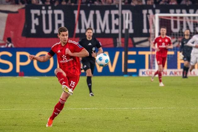 Cross by Tim Oberdorf Fortuna Duesseldorf, 15 , GER Fortuna Duesseldorf vs Hertha BSC, Football, 2 Bundesliga, Matchday 22, Season 2024 2025, 15 02 2025 DFB DFL REGULATIONS PROHIBIT ANY USE OF PHOTOGRAPHS AS IMAGE SEQUENCES AND OR QUASI VIDEO, GER Fortuna Duesseldorf vs Hertha BSC, Football, 2 Bundesliga, Matchday 22, Season 2024 2025, 15 02 2025 Duesseldorf Copyright: xEibner-Pressefoto FabianxFriesex EP_FFE