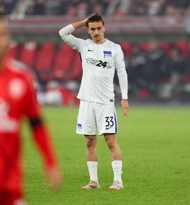 15 02 2025, xdcx, Soccer 2 Bundesliga, Fortuna Düsseldorf Hertha BSC Berlin, v l , Michal Karbownik Hertha BSC Berlin enttaeuscht, enttaeuscht schauend, dissapointed, traurig, frustiert, frust, gefrustet DFL DFB REGULATIONS PROHIBIT ANY USE OF PHOTOGRAPHS AS IMAGE SEQUENCES AND OR QUASI VIDEO Copyright: HMBxMedia Claus
