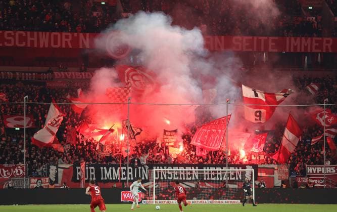 15 02 2025, xdcx, Soccer 2 Bundesliga, Fortuna Düsseldorf Hertha BSC Berlin, v l , Fortuna fans ignite pyrotechnics, pyro, smoke, fire, Bengalos, smoke bombs, pirotecnica, fumo, fuoco, sparklers DFL DFB REGULATIONS PROHIBIT ANY USE OF PHOTOGRAPHS AS IMAGE SEQUENCES AND OR QUASI VIDEO Copyright: HMBxMedia Claus