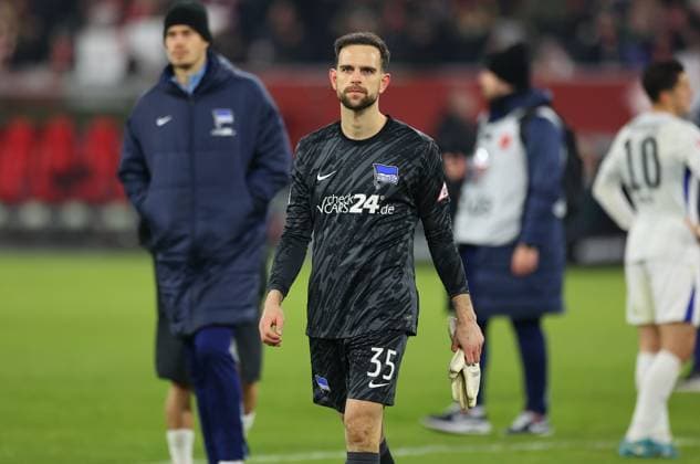 15 02 2025, xdcx, Fußball 2 Bundesliga, Fortuna Düsseldorf Hertha BSC Berlin, v l , Goalkeeper Marius Gersbeck Hertha BSC Berlin enttaeuscht, enttaeuscht Blickend, dissapointed, traurig, frustiert, frust, gefrustet DFL DFB REGULATIONS PROHIBIT ANY USE OF PHOTOGRAPHS AS IMAGE SEQUENCES AND OR QUASI VIDEO Copyright: HMBxMedia Claus