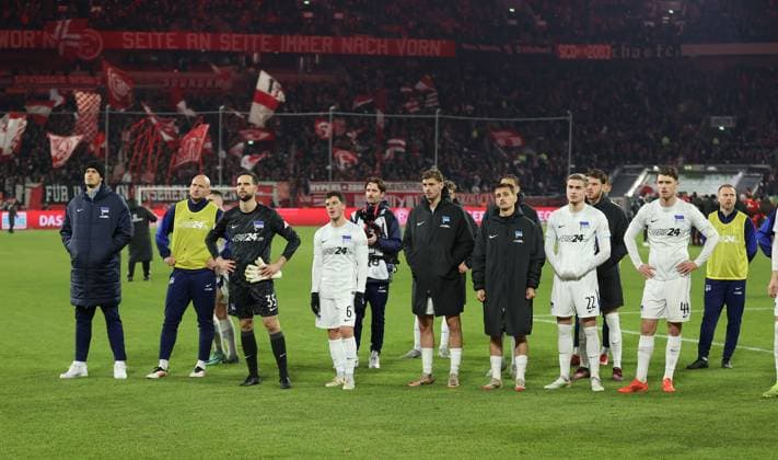 15 02 2025, xdcx, Fußball 2 Bundesliga, Fortuna Düsseldorf Hertha BSC Berlin, v l , Hertha Spieler enttaeuscht, enttaeuscht Blickend, dissapointed, traurig, frustiert, frust, gefrustet bei den Fans DFLB DFB REGULATIONS PROHIBIT ANY USE OF PHOTOGRAPHS AS IMAGE SEQUENCES AND OR QUASI VIDEO Copyright: HMBxMedia Claus
