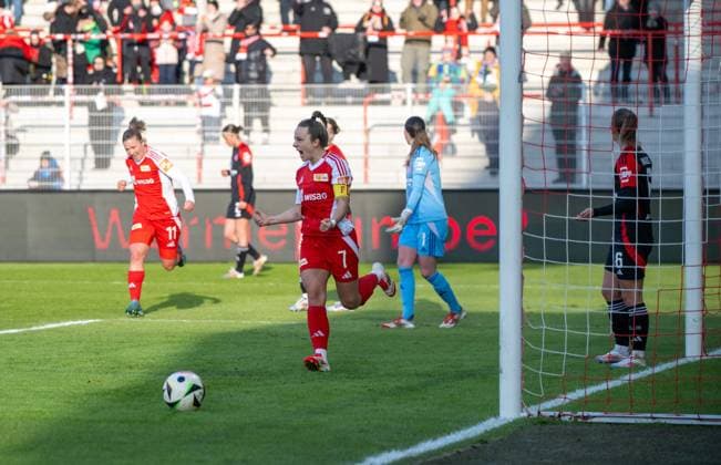 Soccer, Women, Season 2024 2025, 2 Women Bundesliga 15 Matchday , 1 FC Union Berlin 1 FC Nuremberg, f l Athanasia Moraitou 1 Women 1 FC Union , Lisa Heiseler 1 Women 1 FC Union , Goalkeeper Hannah Etzold 1 FC Nuremberg , Alina Mailbeck 1 FC Nuremberg , Celebration after goal to 1 0, 16 02 2025, Copyright: xMatthiasxKochx