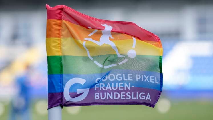 A corner flag in rainbow colors, with the logo of the Google Pixel Womens Bundesliga blowing in the wind, league logo, flag, club, single image, single photo, symbol photo, symbol image, symbol, colors of the rainbow, variety, diversity, action, Action, 16 02 2025, Sinsheim Hoffenheim Germany , Soccer, Google Pixel Women Bundesliga, TSG 1899 Hoffenheim Bayer 04 Leverkusen, DFB DFL REGULATIONS PROHIBIT ANY USE OF PHOTOGRAPHS AS IMAGE SEQUENCES AND OR QUASI VIDEO xozx