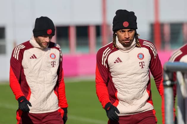 Sacha Boey FC Bayern Muenchen, 23 on his way to the training pitch, with Konrad Laimer FC Bayern Muenchen, 27 , GER, Final training, FC Bayern Muenchen, Football, UEFA Champions League, Play offs, 2024 2025 season, 17 02 2025, GER, Final training, FC Bayern Muenchen, Football, UEFA Champions League, Play offs, 2024 2025 season, 17 02 2025 Muenchen Copyright: xEibner-Pressefoto JennixMaulx EP_JML
