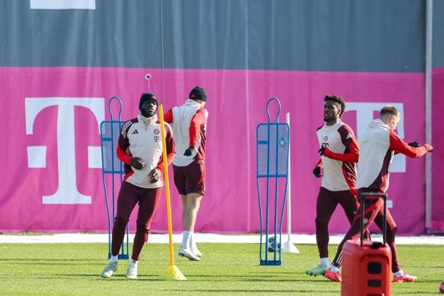 Dayot Upamecano FC Bayern Muenchen, 02 at training with Kingsley Coman FC Bayern Muenchen, 11 , GER, Final training, FC Bayern Muenchen, Football, UEFA Champions League, Play offs, 2024 2025 season, 17 02 2025, GER, Final training, FC Bayern Muenchen, Football, UEFA Champions League, Play offs, 2024 2025 season, 17 02 2025 Muenchen Copyright: xEibner-Pressefoto JennixMaulx EP_JML
