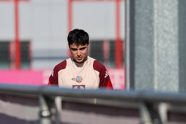 Aleksandar Pavlovic FC Bayern Muenchen, 45 on the way to the training pitch, GER, Final training, FC Bayern Muenchen, Football, UEFA Champions League, Play offs, 2024 2025 season, 17 02 2025, GER, Final training, FC Bayern Muenchen, Football, UEFA Champions League, Play offs, 2024 2025 season, 17 02 2025 Muenchen Copyright: xEibner-Pressefoto JennixMaulx EP_JML