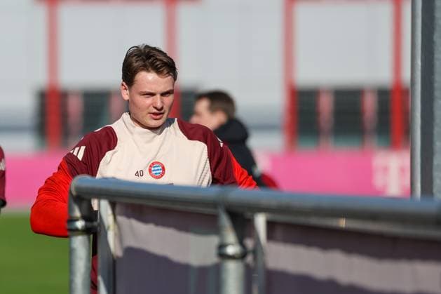 Jonas Urbig FC Bayern Muenchen, 40 on the way to the training pitch, GER, Final training, FC Bayern Muenchen, Football, UEFA Champions League, Play offs, 2024 2025 season, 17 02 2025, GER, Final training, FC Bayern Muenchen, Football, UEFA Champions League, Play offs, 2024 2025 season, 17 02 2025 Muenchen Copyright: xEibner-Pressefoto JennixMaulx EP_JML