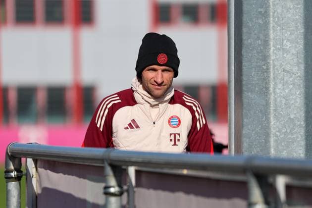 Thomas Mueller FC Bayern Muenchen, 25 on the way to the training ground, GER, Final training, FC Bayern Muenchen, Football, UEFA Champions League, Play offs, 2024 2025 season, 17 02 2025, GER, Final training, FC Bayern Muenchen, Football, UEFA Champions League, Play offs, 2024 2025 season, 17 02 2025 Muenchen Copyright: xEibner-Pressefoto JennixMaulx EP_JML