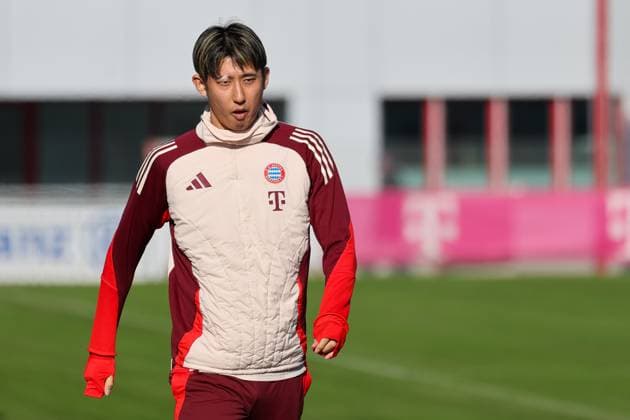 Hiroki Ito FC Bayern Muenchen, 21 on the way to the training pitch, GER, Final training, FC Bayern Muenchen, Football, UEFA Champions League, Play offs, 2024 2025 season, 17 02 2025, GER, Final training, FC Bayern Muenchen, Football, UEFA Champions League, Play offs, 2024 2025 season, 17 02 2025 Muenchen Copyright: xEibner-Pressefoto JennixMaulx EP_JML