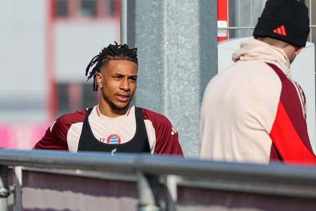 Michael Olise FC Bayern Muenchen, 17 on the way to the training ground, GER, Final training, FC Bayern Muenchen, Football, UEFA Champions League, Play offs, 2024 2025 season, 17 02 2025, GER, Final training, FC Bayern Muenchen, Football, UEFA Champions League, Play offs, 2024 2025 season, 17 02 2025 Muenchen Copyright: xEibner-Pressefoto JennixMaulx EP_JML