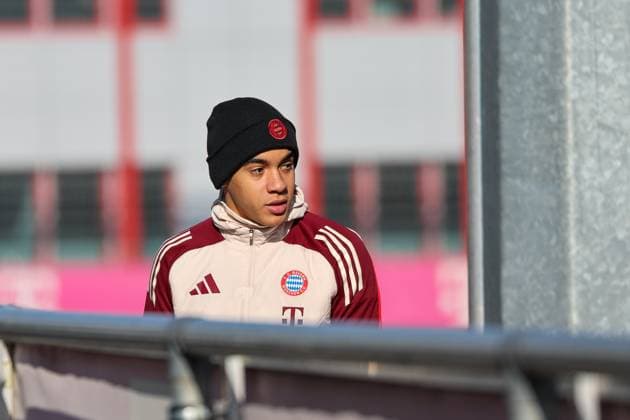 Jamal Musiala FC Bayern Muenchen, 42 on the way to the training pitch, GER, Final training, FC Bayern Muenchen, Football, UEFA Champions League, Play offs, 2024 2025 season, 17 02 2025, GER, Final training, FC Bayern Muenchen, Football, UEFA Champions League, Play offs, 2024 2025 season, 17 02 2025 Muenchen Copyright: xEibner-Pressefoto JennixMaulx EP_JML