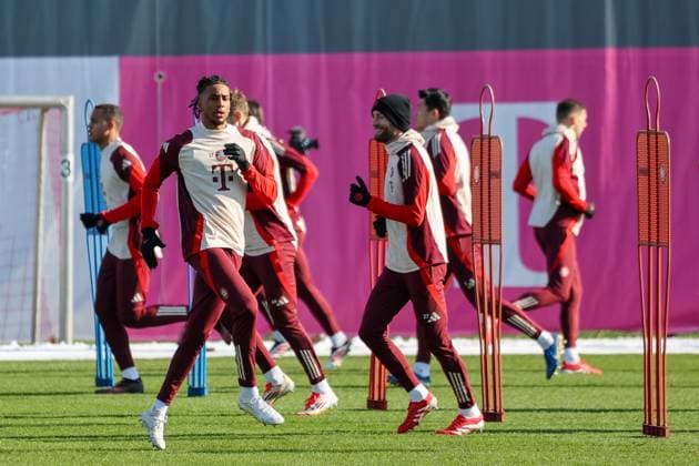Michael Olise FC Bayern Muenchen, 17 at training, with Konrad Laimer FC Bayern Muenchen, 27 , GER, Final training, FC Bayern Muenchen, Football, UEFA Champions League, Play offs, 2024 2025 season, 17 02 2025, GER, Final training, FC Bayern Muenchen, Football, UEFA Champions League, Play offs, 2024 2025 season, 17 02 2025 Muenchen Copyright: xEibner-Pressefoto JennixMaulx EP_JML