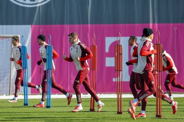 Josip Stanisic FC Bayern Muenchen, 44 running during training with Jamal Musiala FC Bayern Muenchen, 42 and Aleksandar Pavlovic FC Bayern Muenchen, 45 , with Hiroki Ito FC Bayern Muenchen, 21 , GER, final training session, FC Bayern Muenchen, Football, UEFA Champions League, Play offs, Season 2024 2025, 17 02 2025, GER, Final training, FC Bayern Muenchen, Football, UEFA Champions League, Play offs, Season 2024 2025, 17 02 2025 Muenchen Copyright: xEibner-Pressefoto JennixMaulx EP_JML