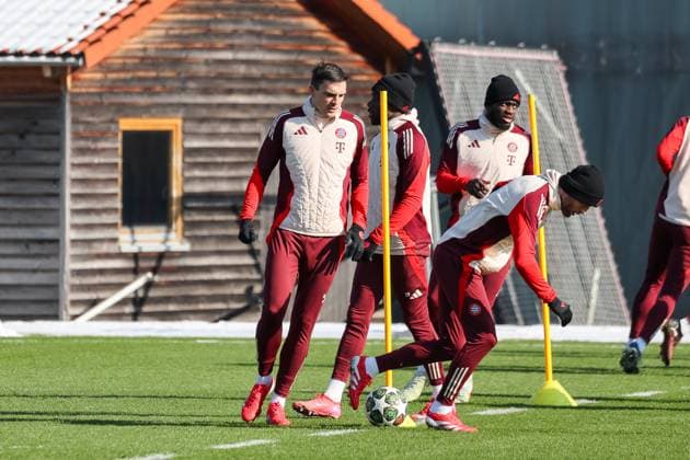 Joao Palhinha FC Bayern Muenchen, 16 with Alphonso Davies FC Bayern Muenchen, 19 and Dayot Upamecano FC Bayern Muenchen, 02 at training, with Konrad Laimer FC Bayern Muenchen, 27 , GER, Final training, FC Bayern Muenchen, Football, UEFA Champions League, Play offs, 2024 2025 season, 17 02 2025, GER, Final training, FC Bayern Muenchen, Football, UEFA Champions League, Play offs, 2024 2025 season, 17 02 2025 Muenchen Copyright: xEibner-Pressefoto JennixMaulx EP_JML