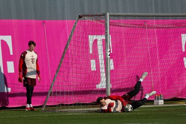 Manuel Neuer FC Bayern Muenchen, 01 at goalkeeper training, with Jonas Urbig FC Bayern Muenchen, 40 , GER, Final training, FC Bayern Muenchen, Football, UEFA Champions League, Play offs, 2024 2025 season, 17 02 2025, GER, Final training, FC Bayern Muenchen, Football, UEFA Champions League, Play offs, 2024 2025 season, 17 02 2025 Muenchen Copyright: xEibner-Pressefoto JennixMaulx EP_JML