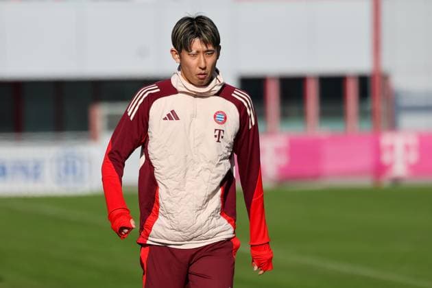 Hiroki Ito FC Bayern Muenchen, 21 on the way to the training pitch, GER, Final training, FC Bayern Muenchen, Football, UEFA Champions League, Play offs, 2024 2025 season, 17 02 2025, GER, Final training, FC Bayern Muenchen, Football, UEFA Champions League, Play offs, 2024 2025 season, 17 02 2025 Muenchen Copyright: xEibner-Pressefoto JennixMaulx EP_JML