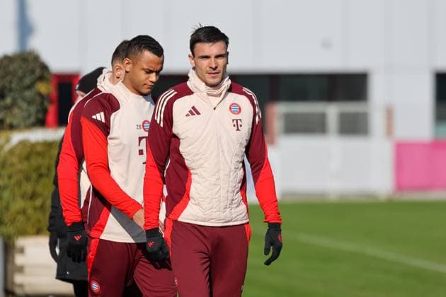 Joao Palhinha FC Bayern Muenchen, 16 with Tarek Buchmann FC Bayern Muenchen, 28 on the way to the training pitch, GER, Final training, FC Bayern Muenchen, Football, UEFA Champions League, Play offs, 2024 2025 season, 17 02 2025, GER, Final training, FC Bayern Muenchen, Football, UEFA Champions League, Play offs, 2024 2025 season, 17 02 2025 Muenchen Copyright: xEibner-Pressefoto JennixMaulx EP_JML