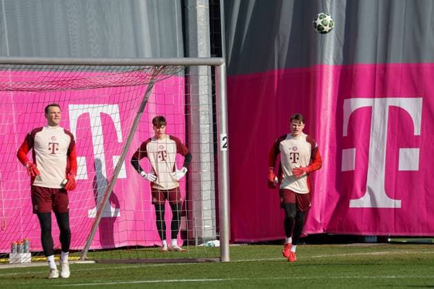 Manuel Neuer FC Bayern Muenchen, 01 with Jonas Urbig FC Bayern Muenchen, 40 and Leon Klanac FC Bayern Muenchen, 48 at training, GER, Final training, FC Bayern Muenchen, Football, UEFA Champions League, Play offs, 2024 2025 season, 17 02 2025, GER, Final training, FC Bayern Muenchen, Football, UEFA Champions League, Play offs, 2024 2025 season, 17 02 2025 Muenchen Copyright: xEibner-Pressefoto JennixMaulx EP_JML