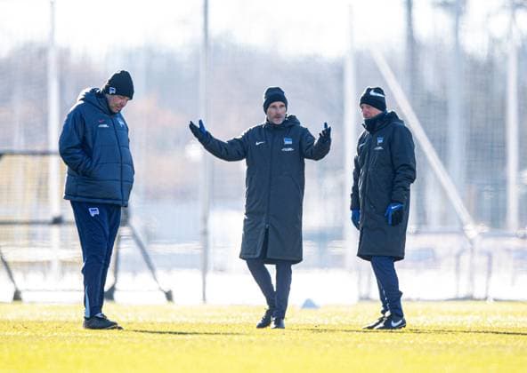 Football, Men, Season 2024 25, 2 Bundesliga, Hertha BSC, Training, f l Goalkeeping coach Andreas Menger Hertha BSC , Coach Stefan Leitl Hertha BSC , Co coach Armin Reutershahn Hertha BSC , 18 02 2025, Copyright: xSebastianxRäppold MatthiasxKochx