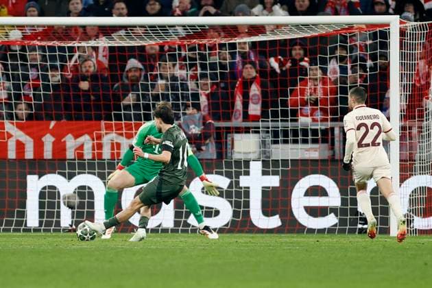 In the picture Nicolas Kuehn Celtic Glasgow, 10 , Goal scored, scores the goal to 1 0, celebrate the goal 18 02 2025, Football, UEFA Champions League, Playoffs, FC Bayern Muenchen Celtic Glasgow, GER, Muenchen, Allianz Arena, DFL REGULATIONS PROHIBIT ANY USE OF PHOTOGRAPHS AS IMAGE SEQUENCES AND OR QUASI VIDEO Copyright: HMBxMedia xHeikoxBecker