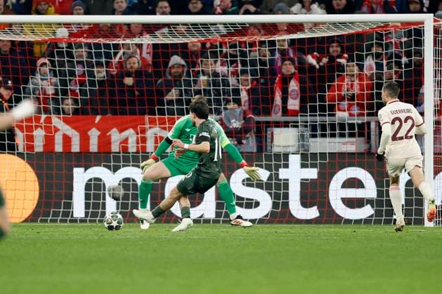 In the picture Nicolas Kuehn Celtic Glasgow, 10 , Goal scored, scores the goal to 1 0, celebrate the goal 18 02 2025, Football, UEFA Champions League, Playoffs, FC Bayern Muenchen Celtic Glasgow, GER, Muenchen, Allianz Arena, DFL REGULATIONS PROHIBIT ANY USE OF PHOTOGRAPHS AS IMAGE SEQUENCES AND OR QUASI VIDEO Copyright: HMBxMedia xHeikoxBecker