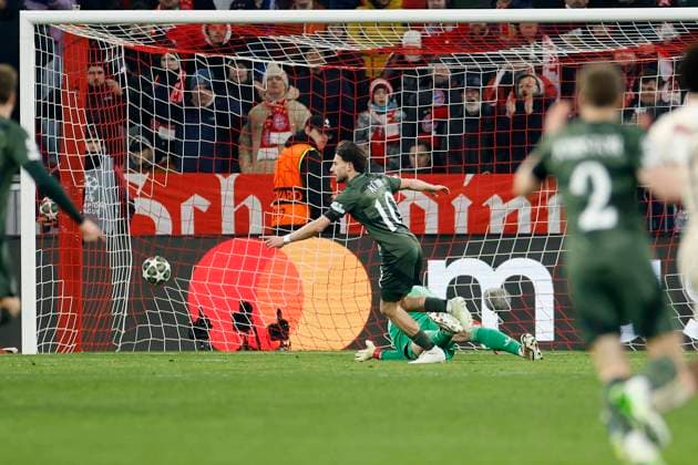 In the picture Nicolas Kuehn Celtic Glasgow, 10 , Goal scored, scores the goal to 1 0, celebrate the goal 18 02 2025, Football, UEFA Champions League, Playoffs, FC Bayern Muenchen Celtic Glasgow, GER, Muenchen, Allianz Arena, DFL REGULATIONS PROHIBIT ANY USE OF PHOTOGRAPHS AS IMAGE SEQUENCES AND OR QUASI VIDEO Copyright: HMBxMedia xHeikoxBecker