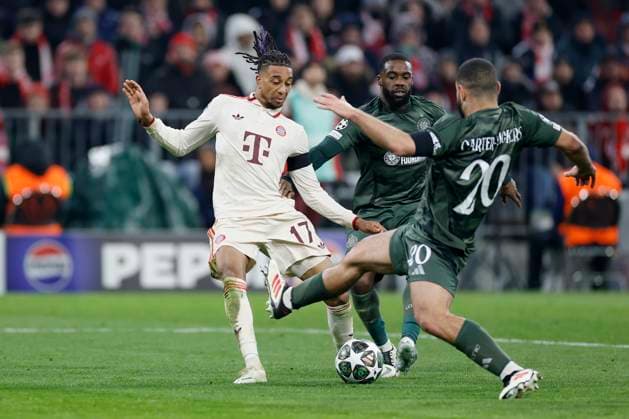 In the picture from l Michael Olise FC Bayern Muenchen, 17 , Jeffrey Schlupp Celtic Glasgow, 15 and Cameron Carter Vickers Celtic Glasgow, 20 , 18 02 2025, Football, UEFA Champions League, Playoffs, FC Bayern Muenchen Celtic Glasgow, GER, Muenchen, Allianz Arena, DFL REGULATIONS PROHIBIT ANY USE OF PHOTOGRAPHS AS IMAGE SEQUENCES AND OR QUASI VIDEO Copyright: HMBxMedia xHeikoxBecker