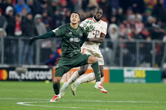 In the picture duel between Adam Idah Celtic Glasgow, 9 l and Dayot Upamecano FC Bayern Muenchen, 2 , 18 02 2025, Football, UEFA Champions League, Playoffs, FC Bayern Muenchen Celtic Glasgow, GER, Muenchen, Allianz Arena, DFL REGULATIONS PROHIBIT ANY USE OF PHOTOGRAPHS AS IMAGE SEQUENCES AND OR QUASI VIDEO Copyright: HMBxMedia xHeikoxBecker