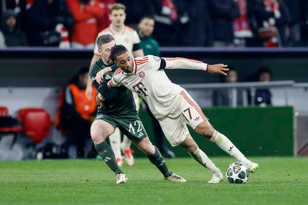 In the picture duel between Callum McGregor Celtic Glasgow, 42 l and Michael Olise FC Bayern Muenchen, 17 , 18 02 2025, Football, UEFA Champions League, Playoffs, FC Bayern Muenchen Celtic Glasgow, GER, Muenchen, Allianz Arena, DFL REGULATIONS PROHIBIT ANY USE OF PHOTOGRAPHS AS IMAGE SEQUENCES AND OR QUASI VIDEO Copyright: HMBxMedia xHeikoxBecker