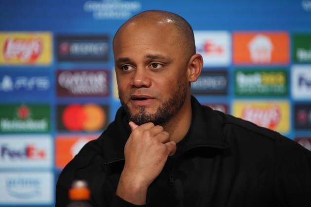 Football, Men, Champions League, Season 2024 2025, FC Bayern Munich Celtic Glasgow, Allianz Arena, Play off second leg Vincent Kompany, Coach FC Bayern Munich at the press conference after the match, Head, Portrait, Hand on chin