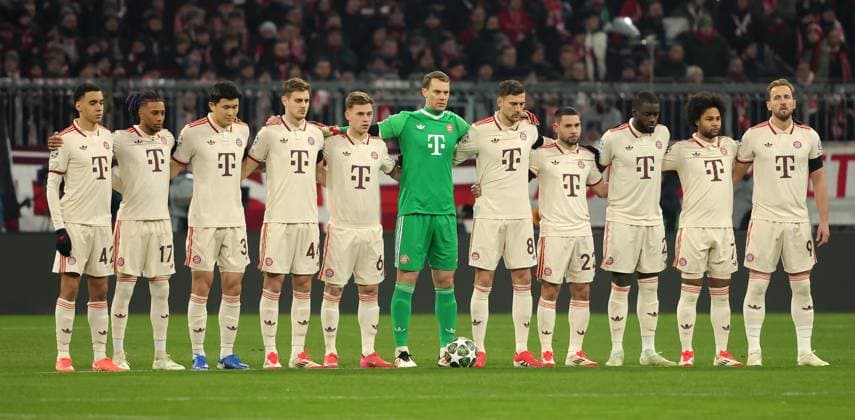 18 02 2025, Champions League, FC Bayern Muenchen vs Celtic Glasgow, Allianz Arena Muenchen,Soccer, Sports, in the picture minute of silence with Jamal Musiala FC Bayern Muenchen , Michael Olise FC Bayern Muenchen , Min Jae Kim FC Bayern Muenchen , Josip Stanisic FC Bayern Muenchen , Joshua Kimmich FC Bayern Muenchen , Manuel Neuer FC Bayern Muenchen , Leon Goretzka FC Bayern Muenchen , Raphael Guerreiro FC Bayern Muenchen , Dayot Upamecano FC Bayern Muenchen , Serge Gnabry FC Bayern Muenchen , Harry Kane FC Bayern Muenchen