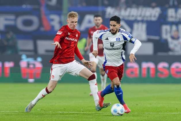 Tim Breithaupt 1 FC Kaiserslautern and Ludovit Reis Hamburger SV battle for the ball, 2 Bundesliga, Hamburger SV vs 1 FC Kaiserslautern, Volksparkstadion, February 21, 2025 in Hamburg, Germany Photo by Marco Steinbrenner DeFodi Images Tim Breithaupt 1 FC Kaiserslautern and Ludovit Reis Hamburger SV battle for the ball, 2 Bundesliga, Hamburger SV vs 1 FC Kaiserslautern, Volksparkstadion, February 21, 2025 in Hamburg, Germany Photo by Marco Steinbrenner DeFodi Images DFB DFL REGULATIONS PROHIBIT ANY USE OF PHOTOGRAPHS AS IMAGE SEQUENCES AND OR QUASI VIDEO