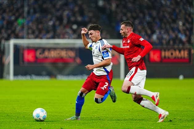 William Mikelbrencis Hamburger SV, 02 , Luca Sirch 1 FC Kaiserslautern, 31 GER, Hamburger SV vs 1 FC Kaiserslautern, Football, 2 Bundesliga, Matchday 23, Season 2024 2025, 21 02 2025 DFL REGULATIONS PROHIBIT ANY USE OF PHOTOGRAPHS AS IMAGE SEQUENCES AND OR QUASI VIDEO GER, Hamburger SV vs 1 FC Kaiserslautern, Football, 2 Bundesliga, Matchday 23, Season 2024 2025, 21 02 2025 Hamburg Copyright: xEibner-Pressefoto MarcelxvonxFehrnx EP_MFN