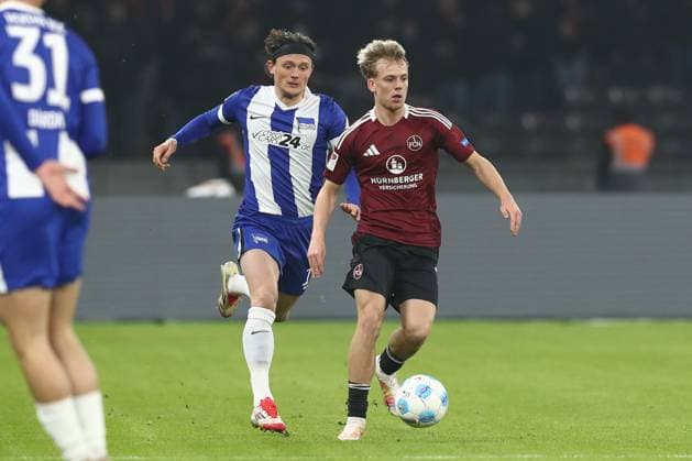 21 02 2025, xtgx, Fußball 2 Bundesliga, Hertha BSC Berlin 1 FC Nuernberg emspor, v l Fabian Reese Hertha, 11 , Tim Janisch Nuernberg, 32 Zweikampf, Duell, Kampf, tackle DFL DFB REGULATIONS PROHIBIT ANY USE OF PHOTOGRAPHS as IMAGE SEQUENCES and or QUASI VIDEO Berlin