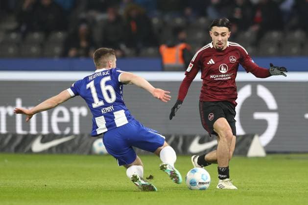 21 02 2025, xtgx, Soccer 2 Bundesliga, Hertha BSC Berlin 1 FC Nuernberg emspor, v l Jonjoe Kenny Hertha, 16 , Berkay Yilmaz Nuernberg, 21 duel, duel, fight, tackle DFL DFB REGULATIONS PROHIBIT ANY USE OF PHOTOGRAPHS as IMAGE SEQUENCES and or QUASI VIDEO Berlin
