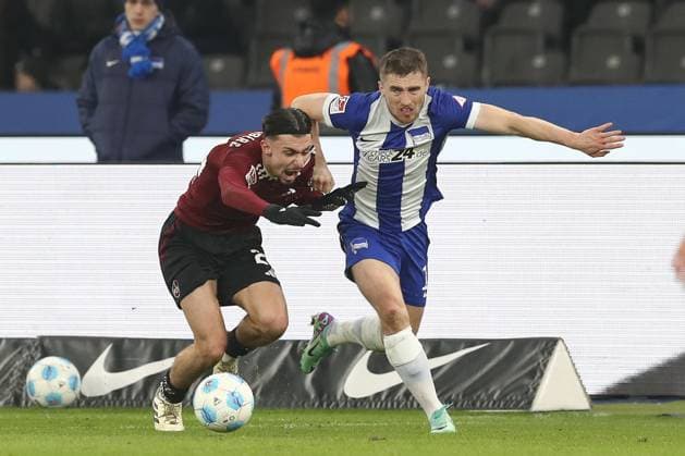21 02 2025, xtgx, Soccer 2 Bundesliga, Hertha BSC Berlin 1 FC Nuernberg emspor, v l Berkay Yilmaz Nuernberg, 21 , Jonjoe Kenny Hertha, 16 duel, duel, fight, tackle DFL DFB REGULATIONS PROHIBIT ANY USE OF PHOTOGRAPHS as IMAGE SEQUENCES and or QUASI VIDEO Berlin