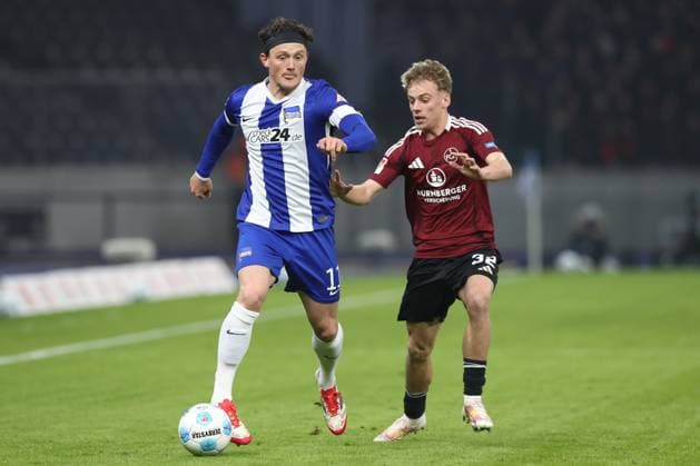 21 02 2025, xtgx, Fußball 2 Bundesliga, Hertha BSC Berlin 1 FC Nuernberg emspor, v l Fabian Reese Hertha, 11 , Tim Janisch Nuernberg, 32 Zweikampf, Duell, Kampf, tackle DFL DFB REGULATIONS PROHIBIT ANY USE OF PHOTOGRAPHS as IMAGE SEQUENCES and or QUASI VIDEO Berlin